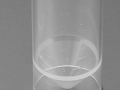 管體表面刻度清晰，方便觀察，準確度±2%