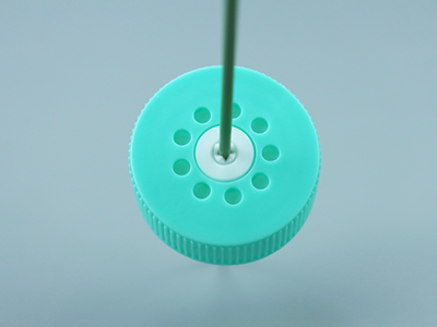 管蓋穿刺口帶十字形切口設(shè)計(jì)，可反復(fù)閉合，無(wú)需開(kāi)蓋取樣、加液，降低污染風(fēng)險(xiǎn)